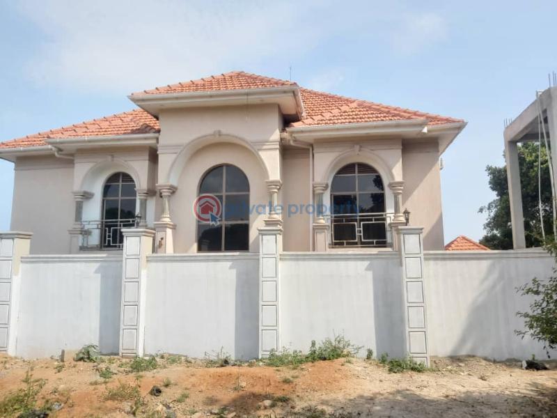 5 bedroom Villa For Sale Entebbe Road Wakiso Central - 0